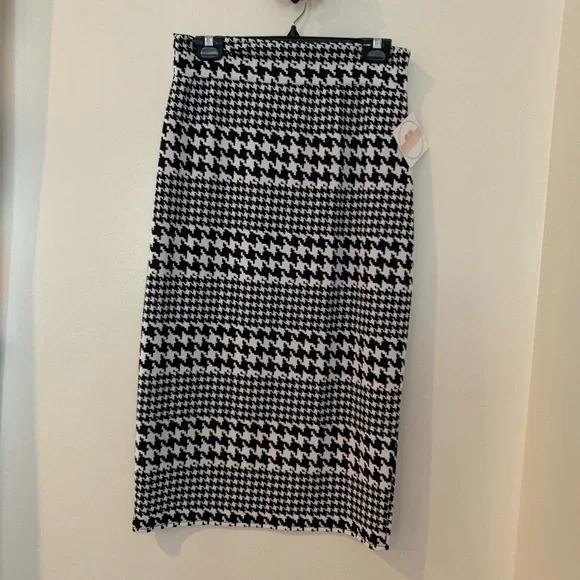 Houndstooth Ponte Knit Skirt. 30 inches - Picture 1 of 2